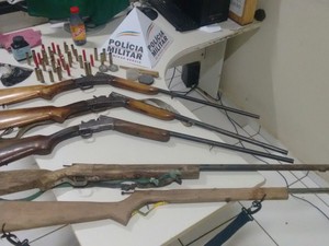 Armas também foram apreendidas durante as abordagens (Foto: Divulgação / Polícia Militar)