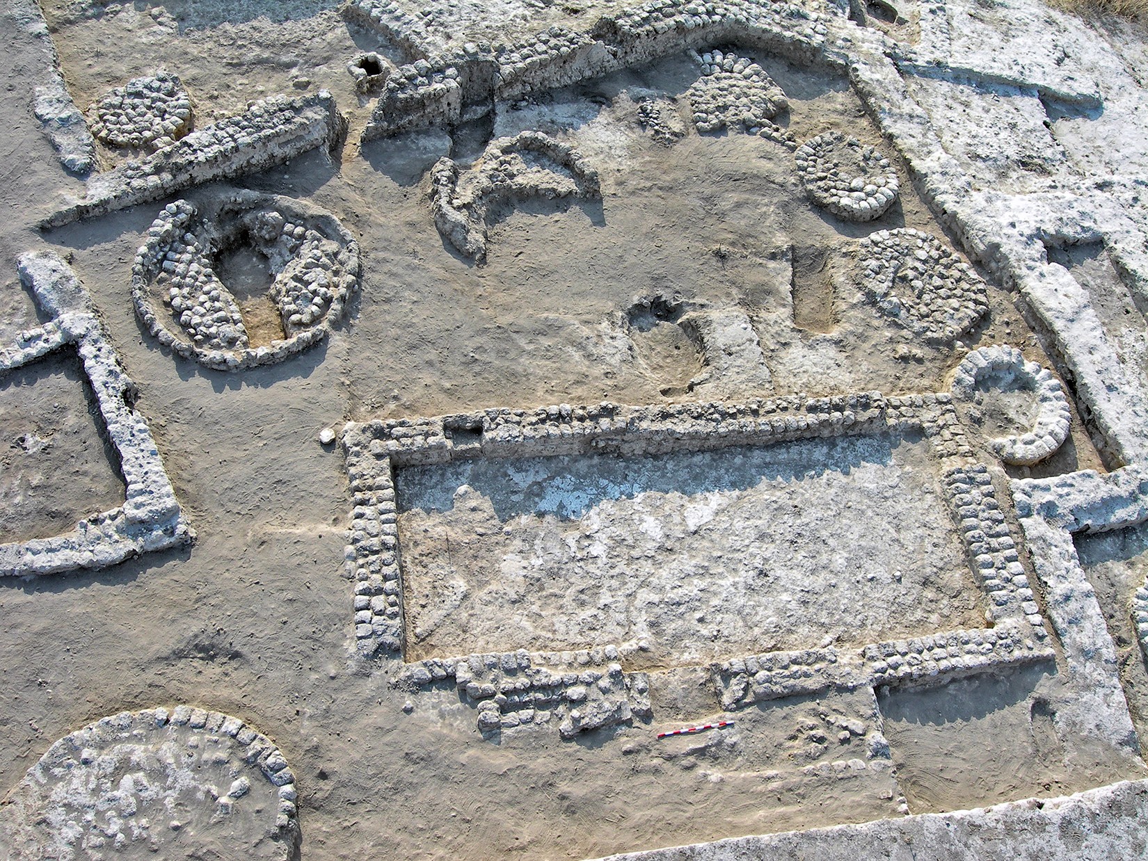 Casas de 7 mil anos construídas com tijolos de barro são encontradas em Israel (Foto: Plos One)