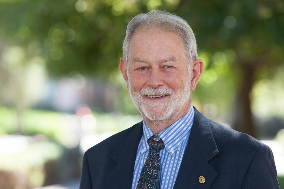 Professor Roger Wilson é um dos ganhadores do Nobel de Economia 2020 — Foto: Reprodução/Twitter/Universidade de Stanford