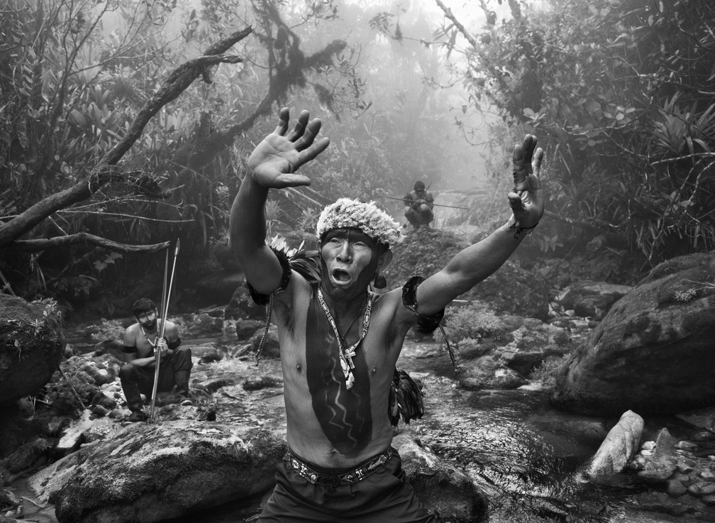 Xamã Yanomami em ritual durante subida do Pico da Neblina, no Amazonas — Foto: Sebastião Salgado