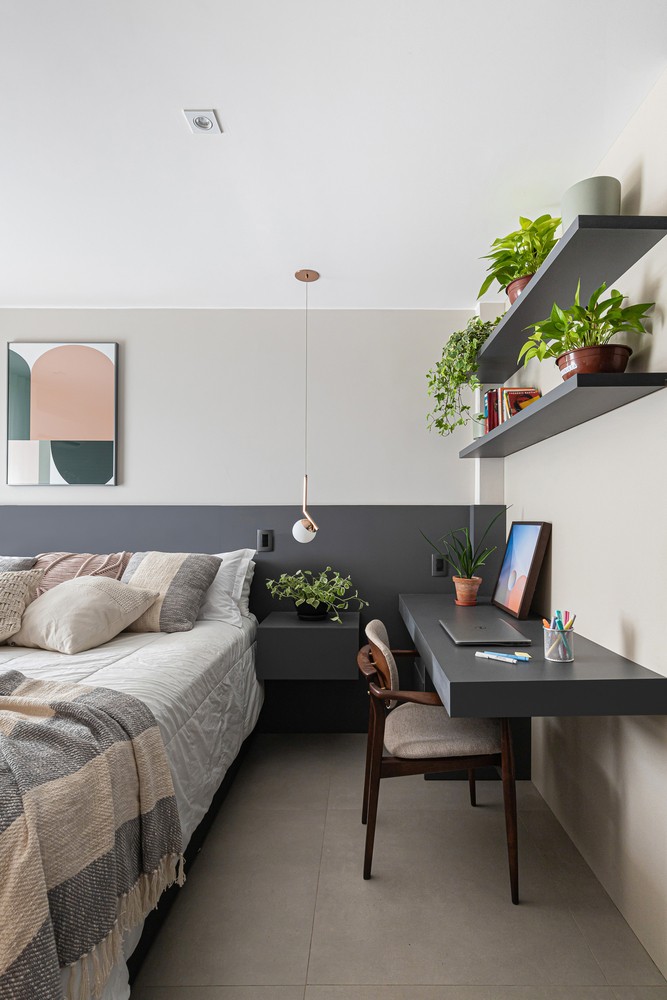 Décor do dia: quarto com plantas e espaço para home office (Foto: Júlia Tótoli)