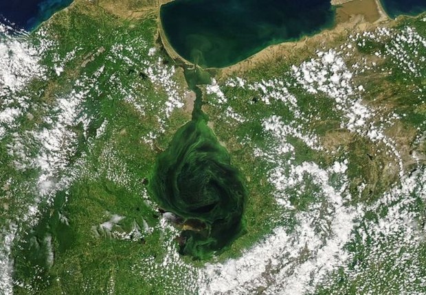 Lago de Maracaibo, no oeste da Venezuela, tem sido símbolo da indústria do petróleo e motor da economia nacional e regional (Foto: NASA via BBC)