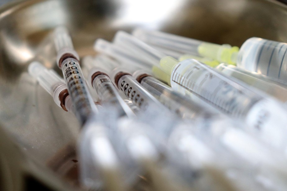 Suíça compra vacinas suficientes para imunizar população duas vezes