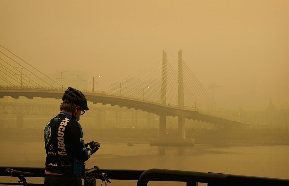 Fumaça dos incêndios florestais obscurece parcialmente a ponte Tilikum Crossing, em Portland, Oregon, em 12 de setembro.  — Foto: AP Photo/John Locher