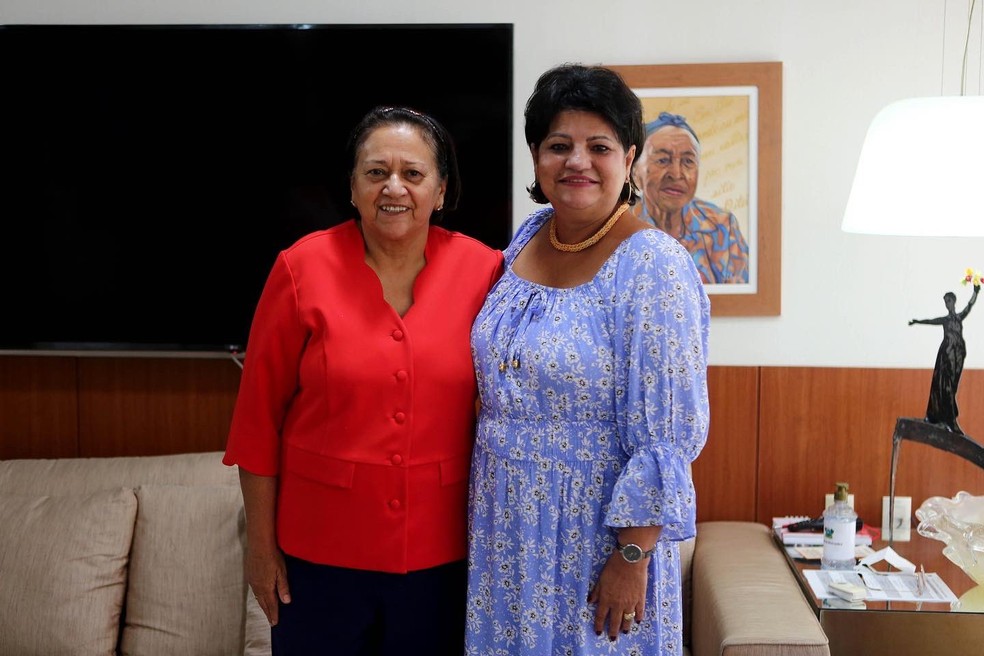 Secretária Olga Aguiar ao lado de Fátima Bezerra — Foto: Sandro Menezes
