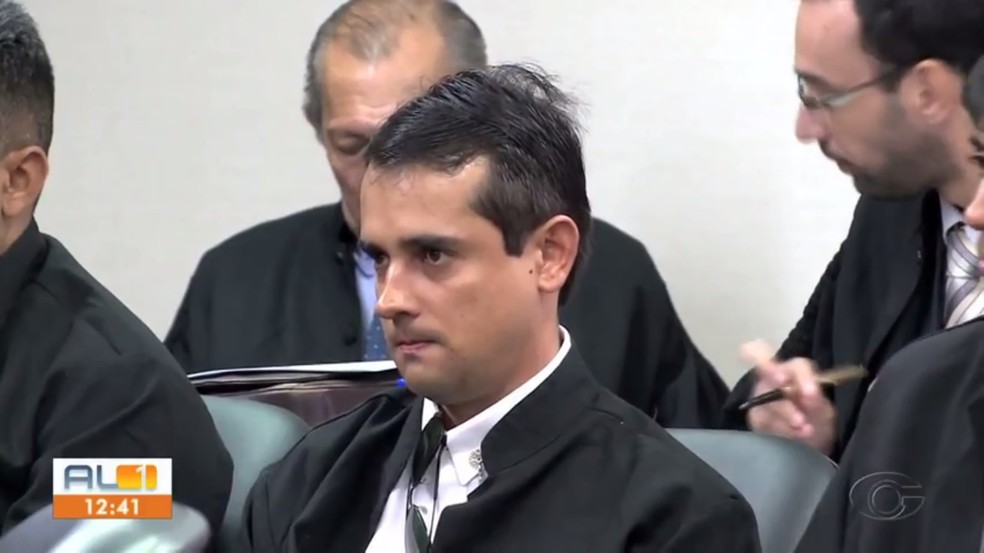Baixinho Boiadeiro sentou no banco dos rÃ©us durante julgamento por duplo homicÃ­dio no FÃ³rum da Capital, em MaceiÃ³ â€” Foto: TV Gazeta/ReproduÃ§Ã£o