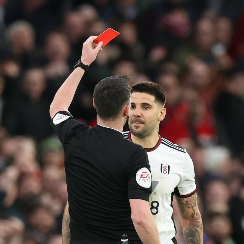 Mitrovic &eacute; expulso &mdash; Foto: REUTERS