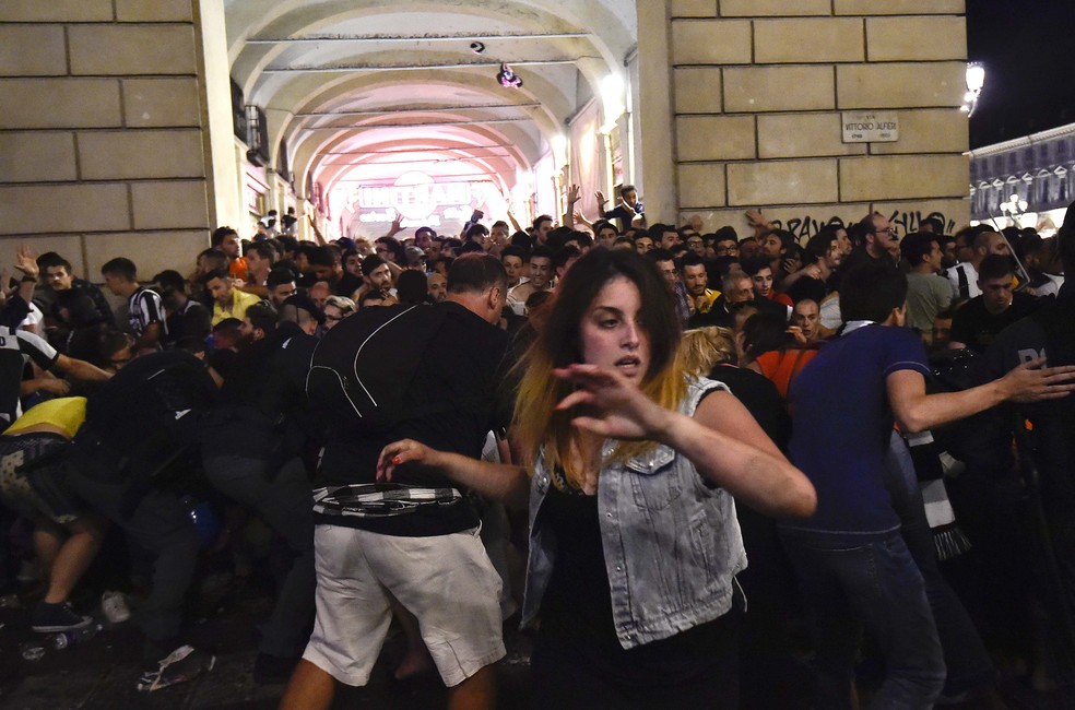 Confusão em Turim (Foto: Reuters)
