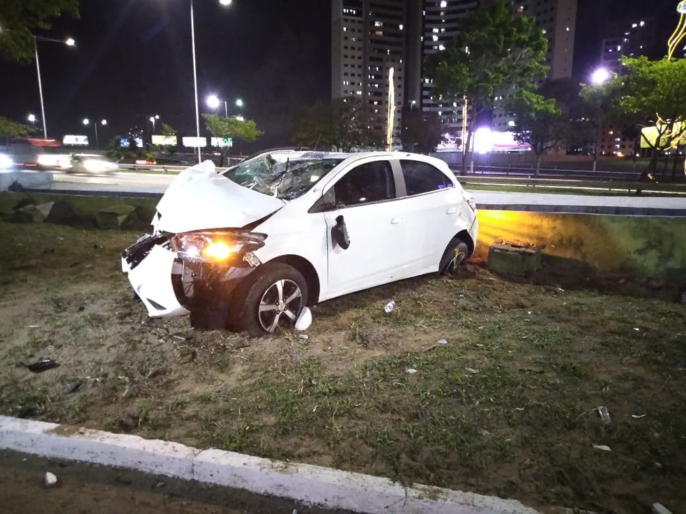 Motorista perde controle do carro e derruba poste na marginal da BR-101, em Natal — Foto: Julianne Barreto/Inter TV Cabugi