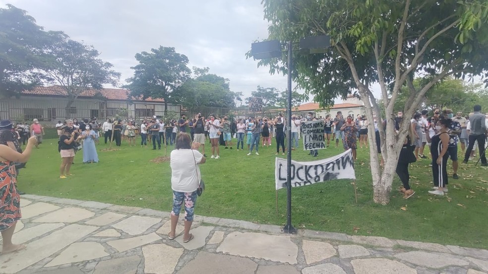 Representantes do comércio de Búzios se reúnem na frente do fórum em protesto contra decisão de fechamento da cidade — Foto: Paulo Henrique Cardoso/Inter TV RJ