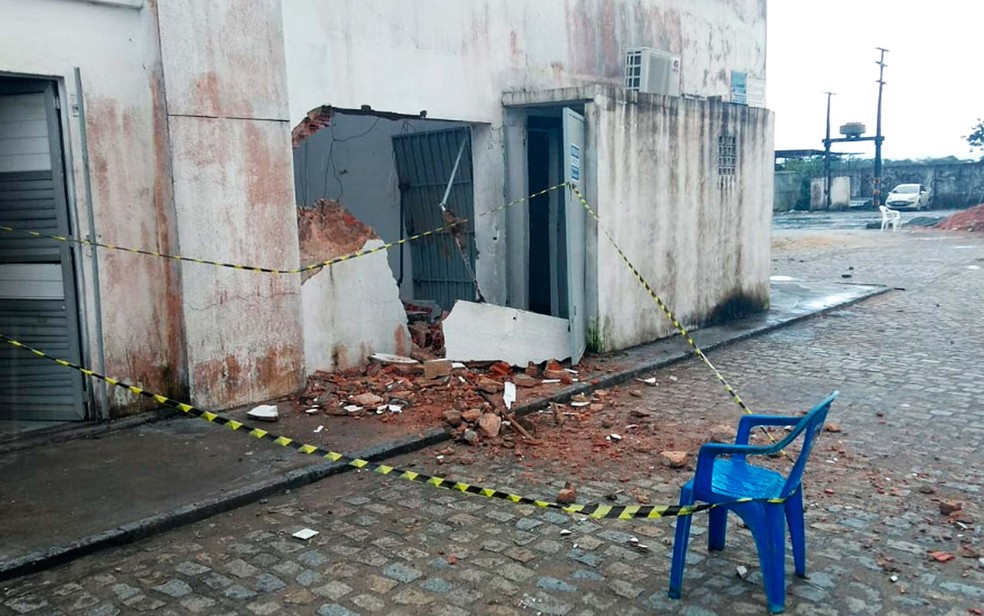 Espaço onde cofre de posto ficava foi destruído com a explosão, na Bahia (Foto: Ramon Ferraz/TV Bahia)