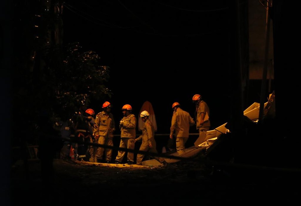 Equipes de resgate trabalham na área onde prédios desabaram na comunidade da Muzema, na zona oeste do Rio de Janeiro — Foto: Marcos Serra Lima/G1