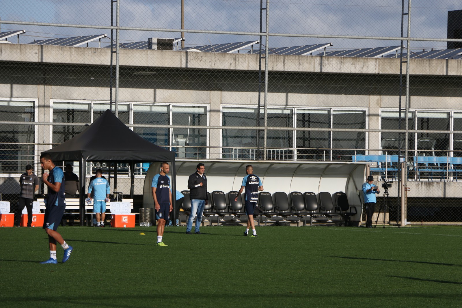 Luan deixa treino mais cedo e vira nova preocupação para o Grêmio