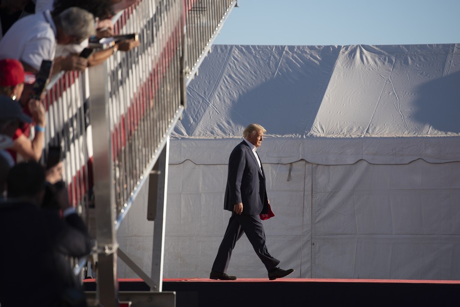 O ex-presidente americano Donald Trup deixa um comício em Mesa, no Arizona