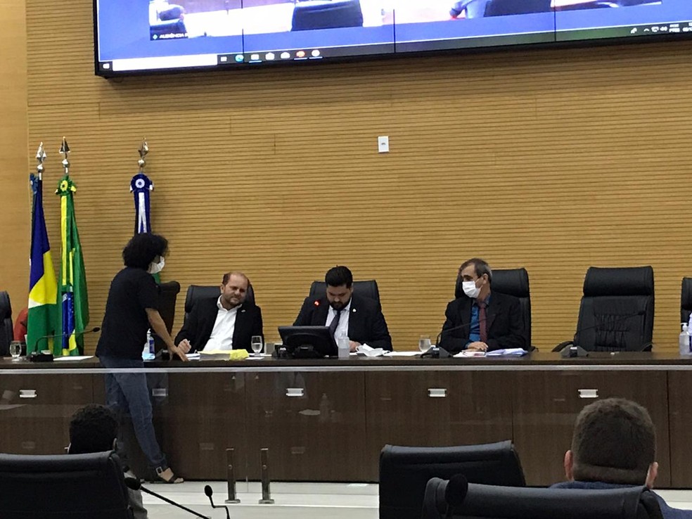 Ivaneide Bandeira entregando documento contra alteração dos limites da Reserva Extrativista Jaci-Paraná e do Parque Estadual de Guajará-Mirim. — Foto: Ana Kézia Gomes/G1