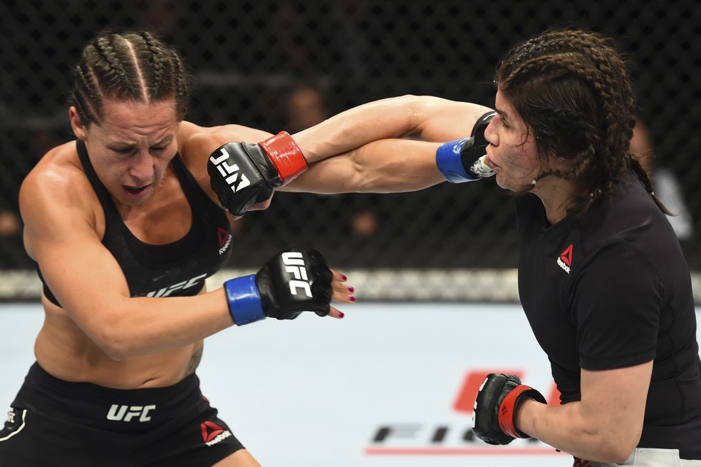Jessica Aguilar (dir.) acerta um cruzado sobre o jab de Jodie Esquibel no UFC Boise (Foto: Josh Hedges/Getty Images)