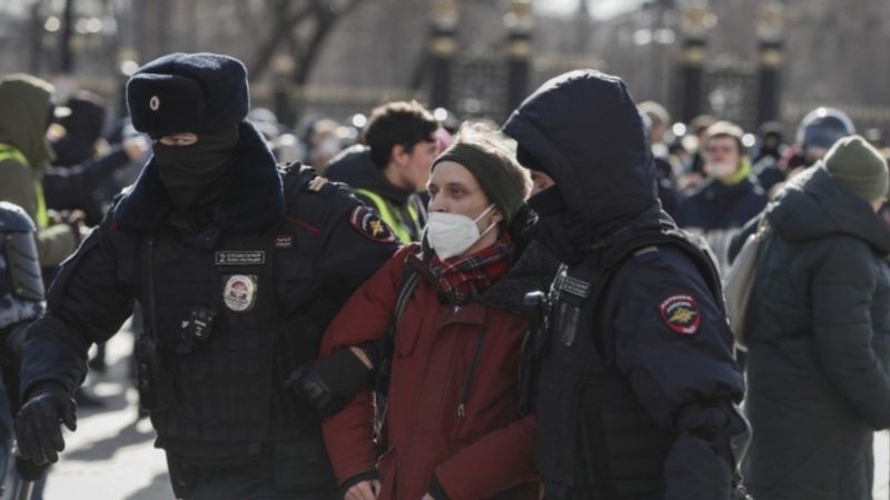 Protesto contra Putin em Moscou em 6 de março de 2022 (Foto: EPA via BBC News)