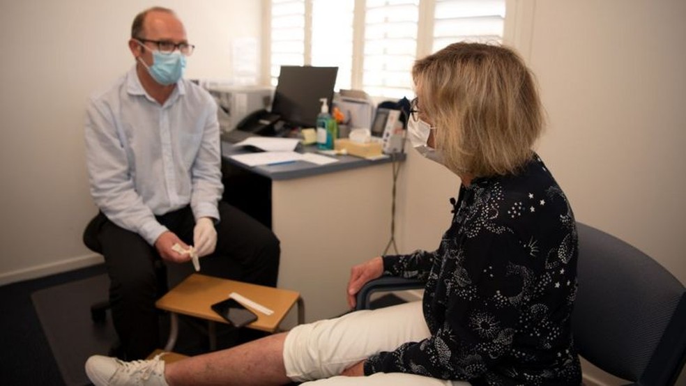 Daniel O'Brien atende de cinco a dez novos pacientes por semana com úlcera de Buruli — Foto: ANNETTE RUZICKA via BBC