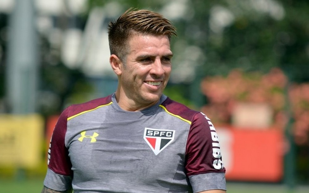Lateral reencontra adversário de sua estreia e do primeiro gol como profissional