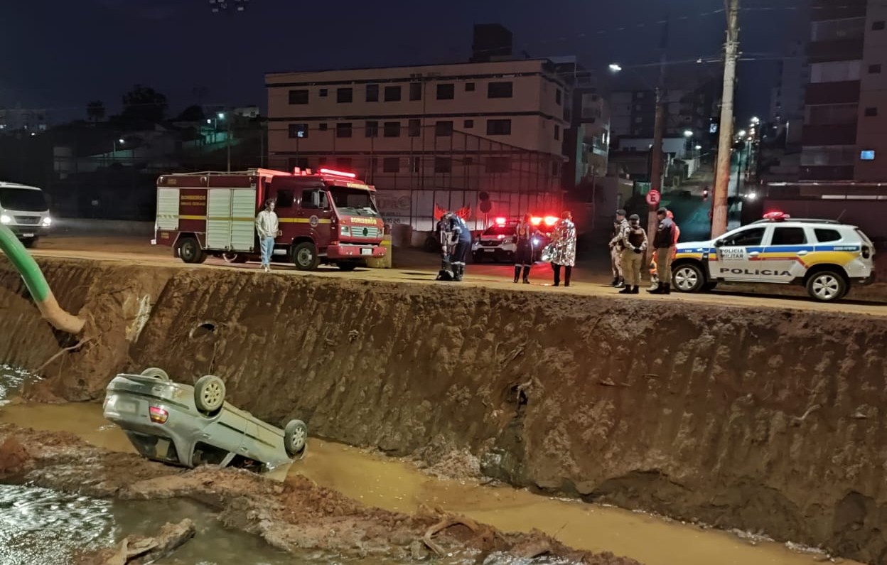 Carro atravessa cruzamento e cai no Córrego do Monjolo em Patos de Minas