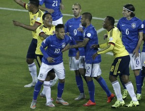 Neymar Bacca confusão Brasil Colômbia (Foto: Silvia Izquierdo / AP)