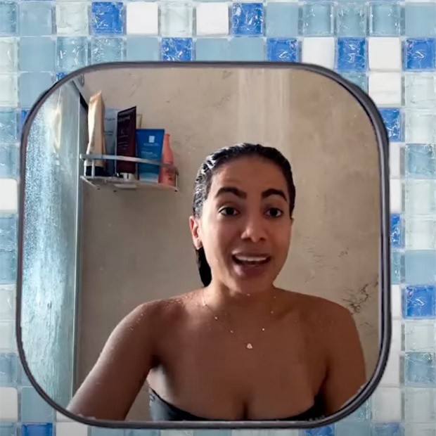 Cada Um No Seu Banheiro: Sabrina Sato entrevista Anitta (Foto: Reprodução/ Instagram)