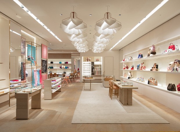o interior da Louis Vuitton Maison Seoul combina as roupas e acessórios da luxuosa casa de moda com obras de arte (Foto: Reprodução/Dezeen)