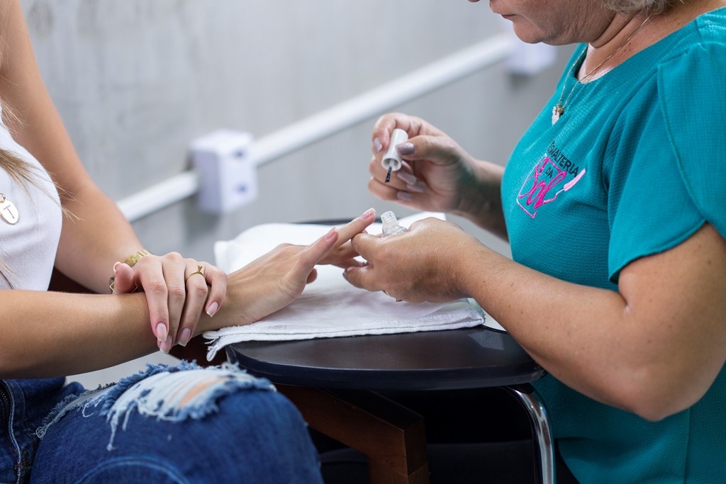 Entidade de apoio às mulheres oferta 20 vagas em curso gratuito de manicure e pedicure na Grande Fortaleza