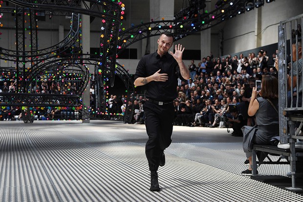 PARIS, FRANCE - JUNE 25:  Kris Van Assche walks the runway during the Dior Homme Menswear Spring/Summer 2017 show as part of Paris Fashion Week on June 25, 2016 in Paris, France.  (Photo by Pascal Le Segretain/Getty Images) (Foto: Getty Images)
