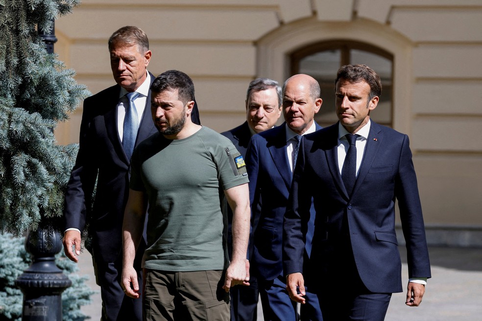 Presidente ucraniano Volodymyr Zelensky em foto ao lado de Emmanuel Macron, Olaf Scholz, Mario Draghi e Klaus Iohannis — Foto: Ludovic Marin/REUTERS