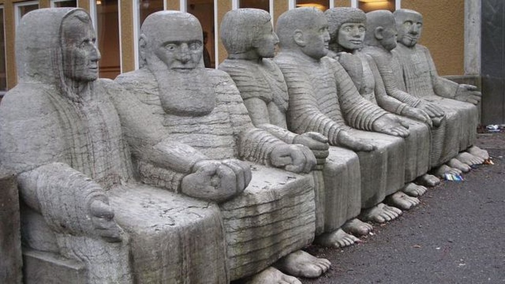 Paulo Freire é a segunda figura, da esq. para a dir., nesta escultura de 1976 de Nye Engström. A obra fica em Estocolmo, na Suécia — Foto: BERGNT OBERGER/ CC BY-SA 3.0/ PAULO FREIRE FINLAND