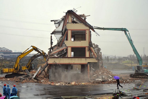 Prédio que ficava no meio de estrada é demolido na China (Foto: AP)