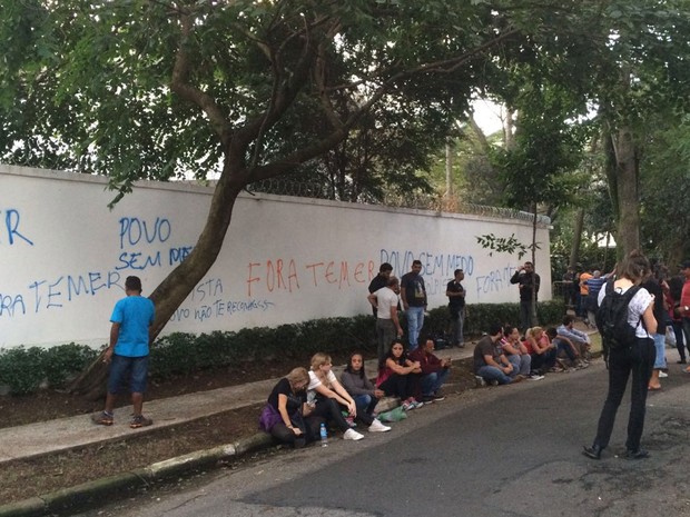 Muro de casa perto onde Temer mora foi pichado (Foto: Gabriela Gonçalves/G1)