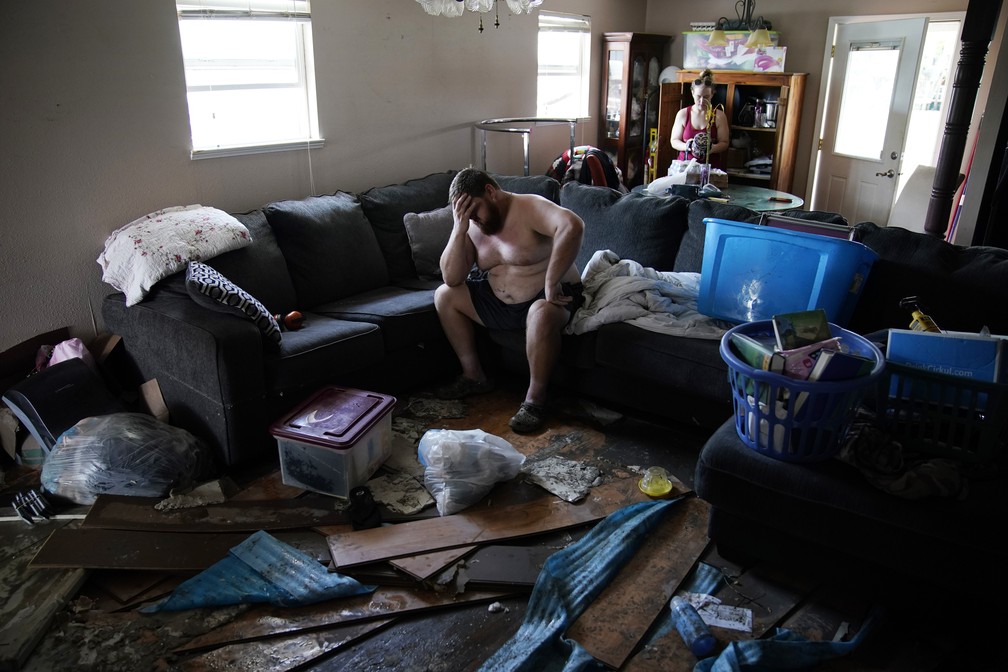 1º de setembro - Homem fica desolado após as inundações destruírem sua casa na passagem do furacão Ida, nos Estados Unidos — Foto: John Locher/AP