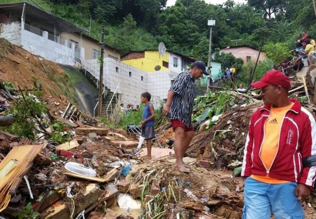Sobe para 33 o número de mortos por chuvas e deslizamentos na região do Recife (Foto: Sumaia Villela/Agência Brasil)