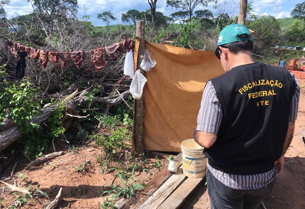 Sem energia elétrica, carne ficava em varal com risco de ser contamina por bactérias. — Foto: Ministério Público do Trabalho/divulgação