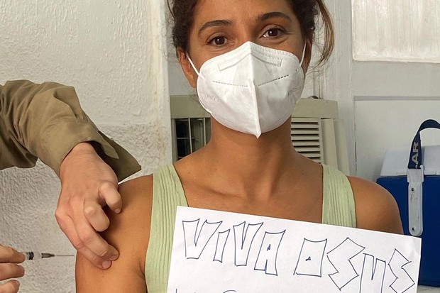 Camila Pitanga toma vacina contra Covid-19 (Foto: Reprodução/Instagram)