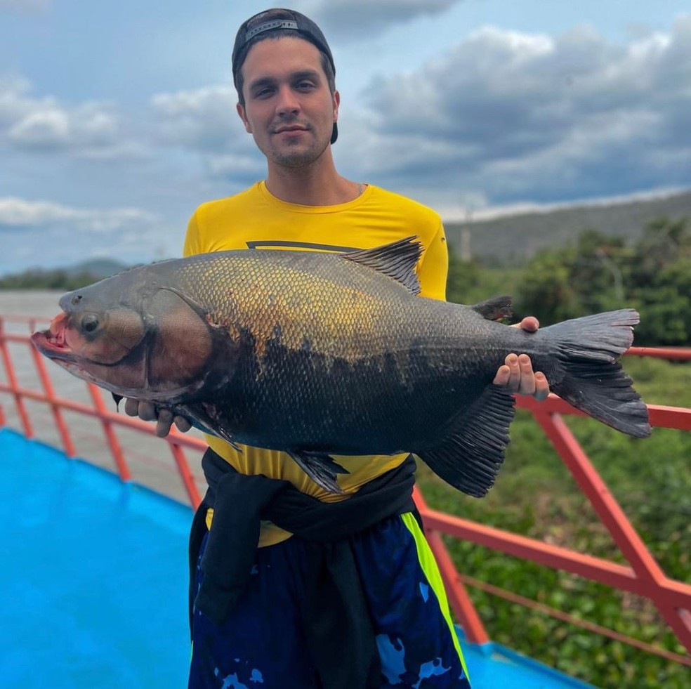Cantor tirou uma semana de folga para pescaria no Pantanal. — Foto: Redes sociais/Reprodução
