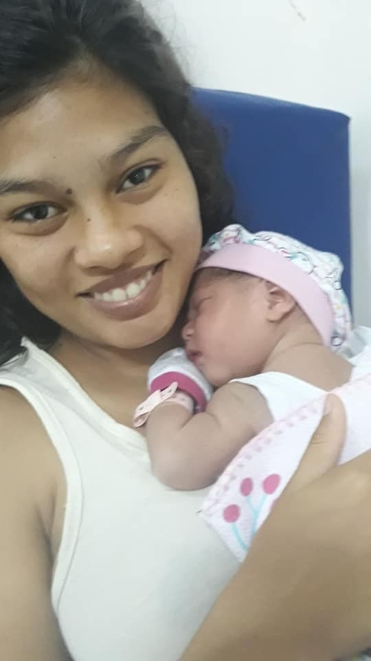 Cliciane e a filha recém-nascida (Foto: Divulgação/ Secretaria de Segurança do Amazonas)