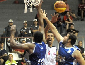 Macaé Basquete enfrenta juvenil do Flamengo em jogo treino nesta quinta
