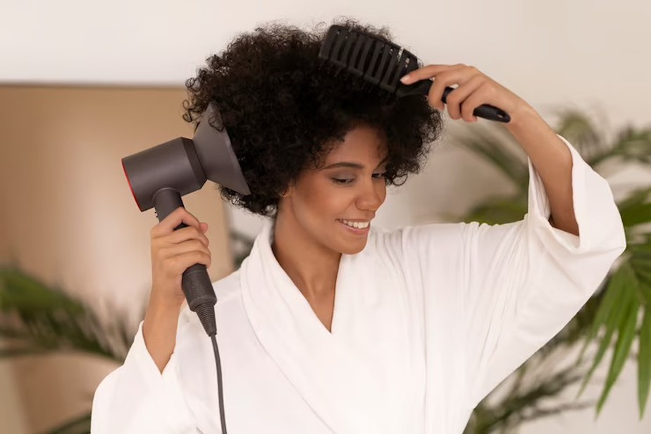 Secador de cabelo: veja modelos variados, dos mais simples aos que requerem mais técnica