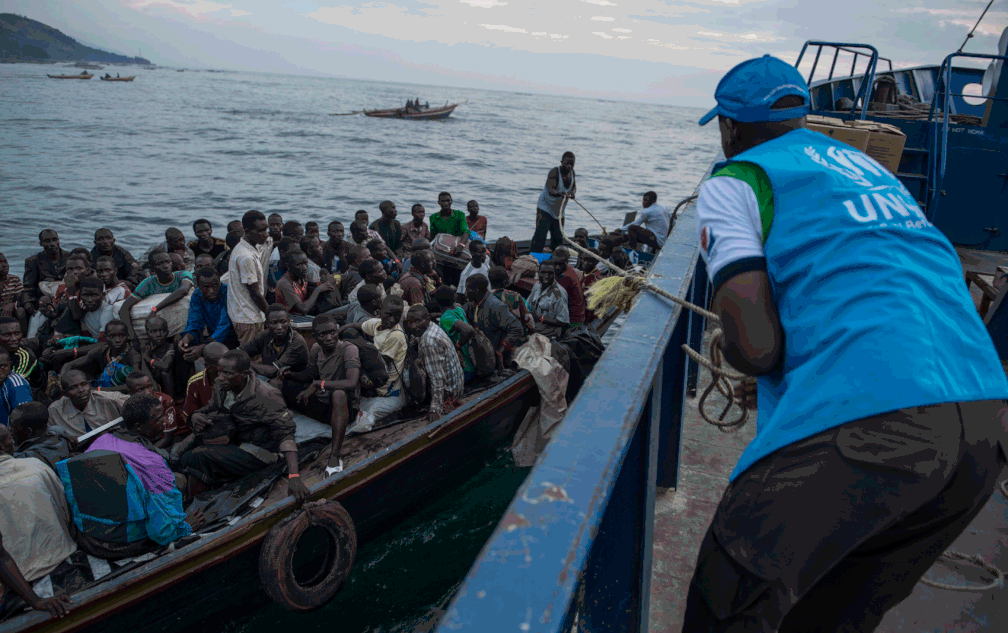 Refugiados chegam em barco lotado; foto da exposição "Faces do Refúgio" — Foto: ACNUR/ Divulgação