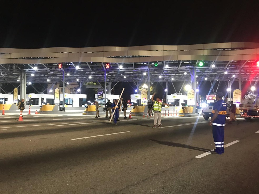 Agentes da prefeitura liberaram o pedágio na Linha Amarela — Foto: Lívia Torres/TV Globo