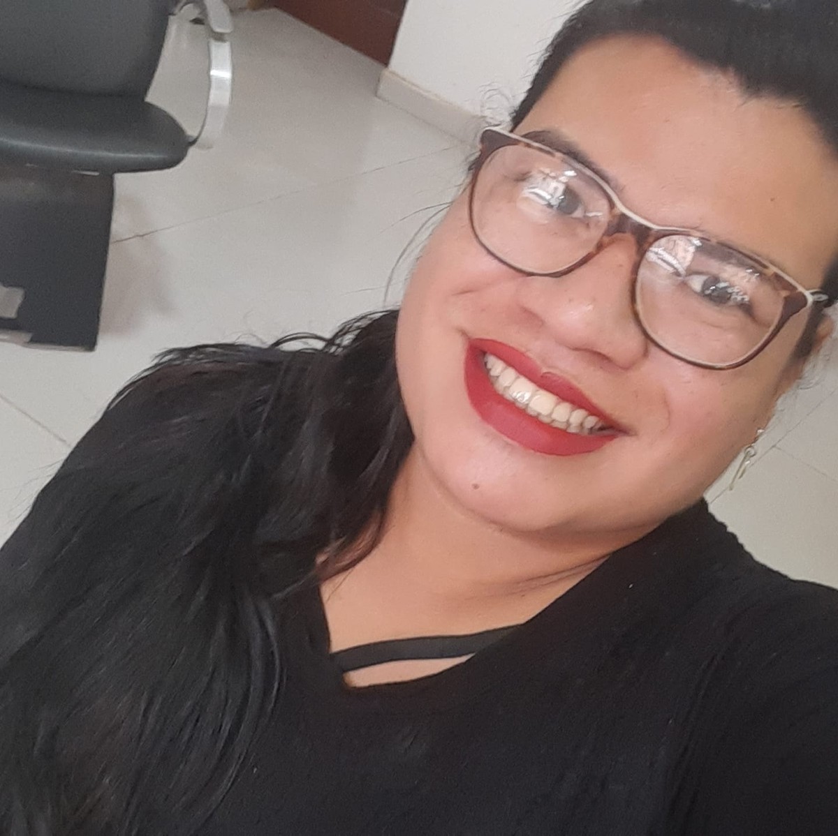 Suspeito de participar do desaparecimento de cabeleireira trans há 11 meses em MT é identificado e está foragido - Globo