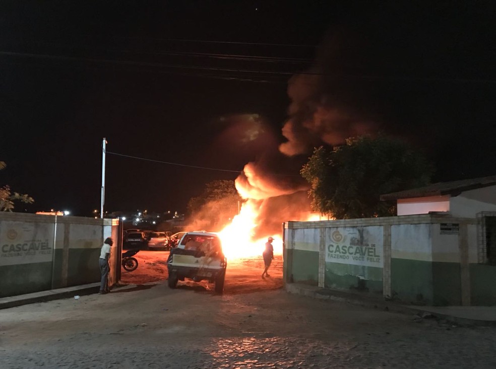 Criminosos incendiaram mais de 50 veÃ­culos que estavam apreendidos em terreno na cidade de Cascavel. (Foto: ReproduÃ§Ã£o/TVM)