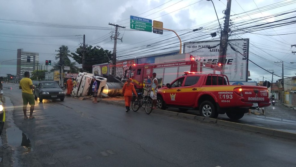 Bombeiros foram acionados para retirar das ferragens motorista de caminhão-pipa que tombou na Av. Gustavo Paiva, em Cruz das Almas, Maceió (Foto: Matheus Tenório/G1)