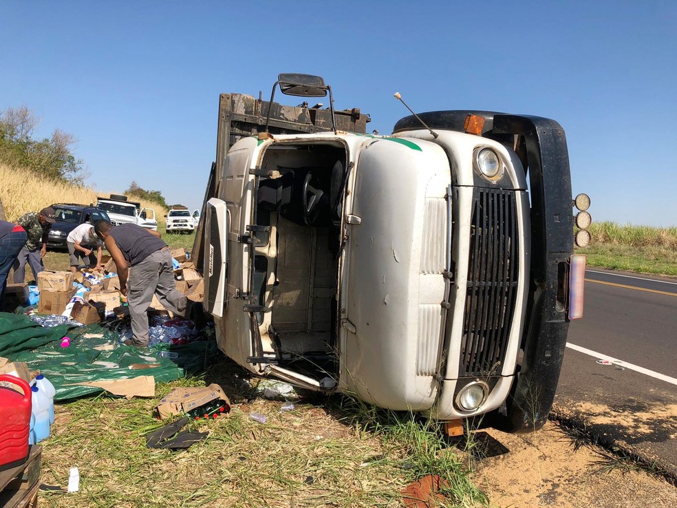 Caminhão tombou na Rodovia Assis Chateaubriand (SP-425), em Parapuã (SP) — Foto: Renato Campanari/TV Fronteira