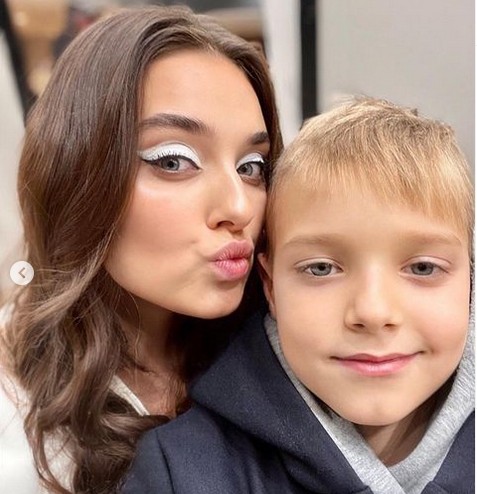A modelo e ex-Miss Ucrânia Veronika Didusenko com o filho (Foto: Instagram)