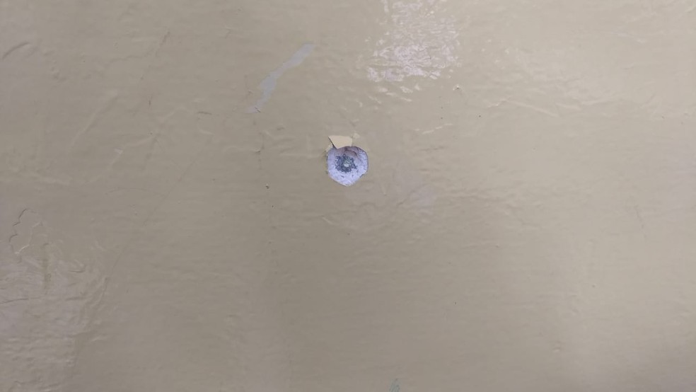 Nas paredes da sala de aula ficaram algumas marcas dos tiros disparados pelo adolescente de 15 anos â€” Foto: Bruna Kobus/RPC