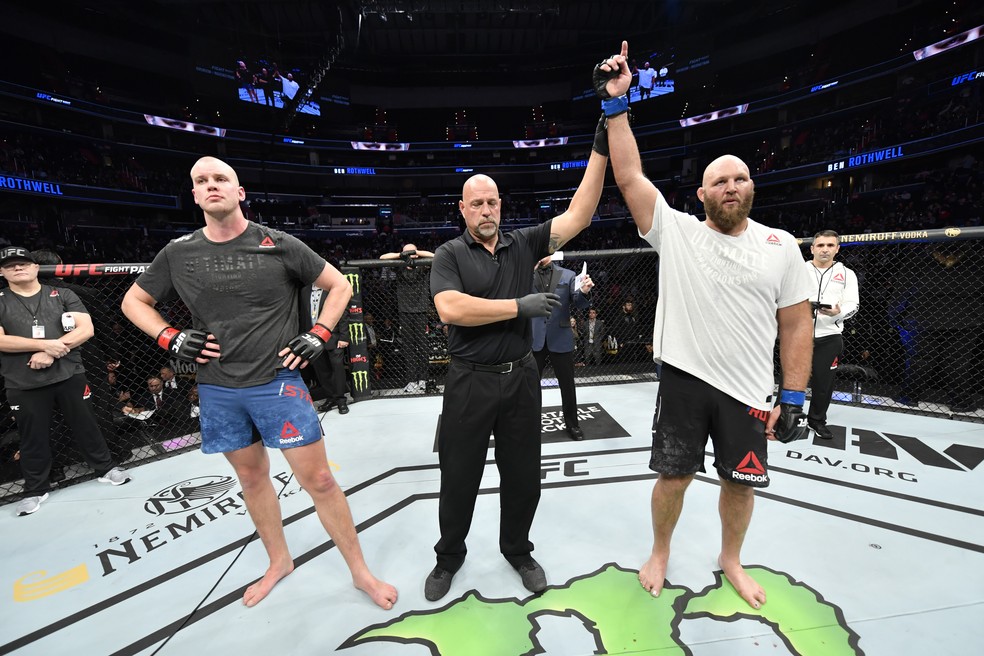Ben Rothwell venceu Stefan Struve por nocaute técnico aos 4m57s do R2 — Foto: Getty Images